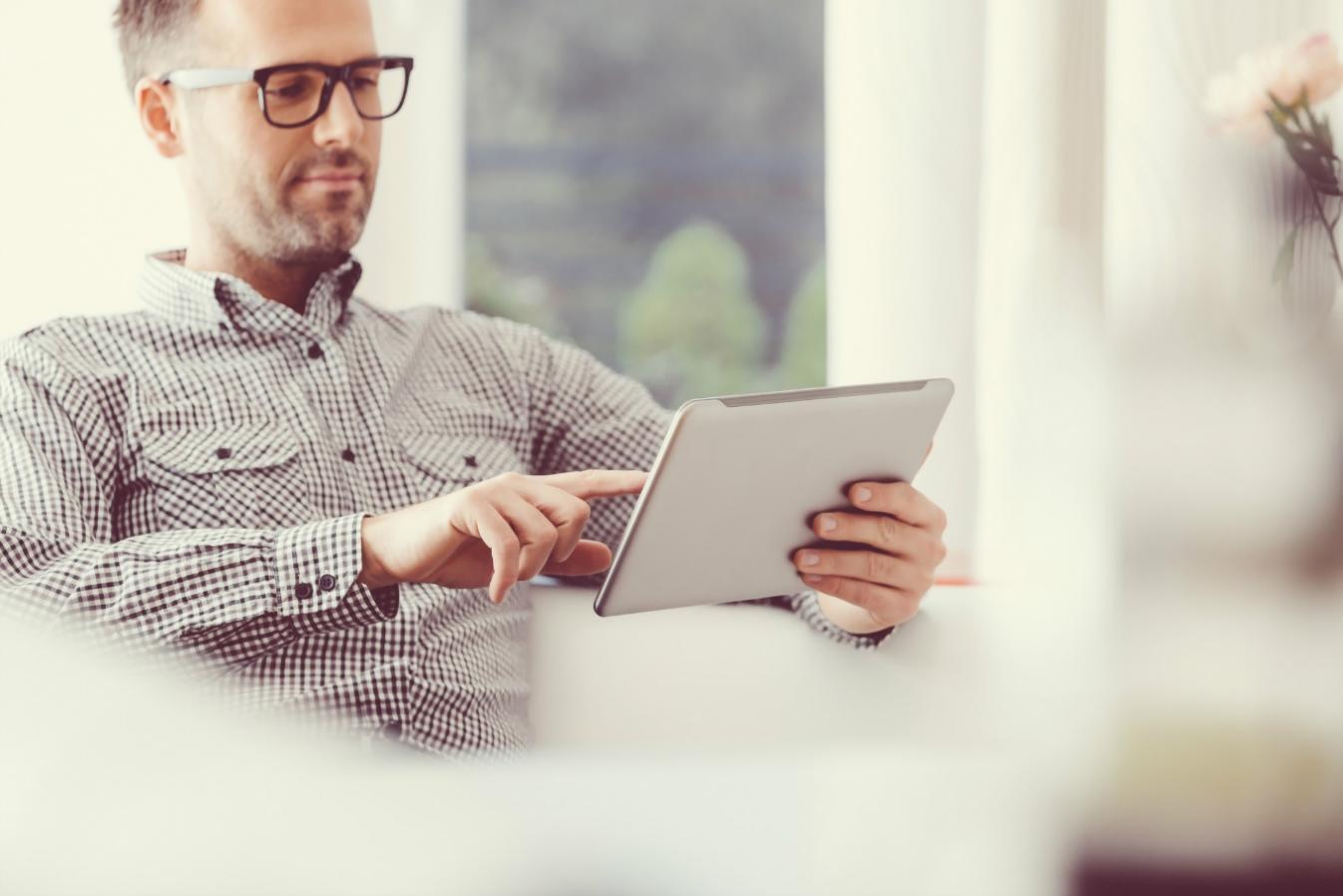 Arbeitsumgebung mit kreativen Materialien und Werkzeugen